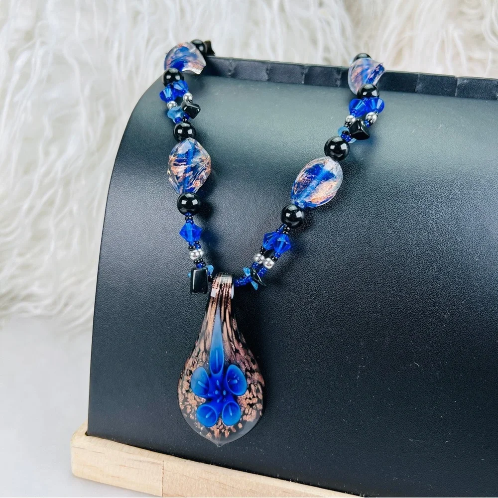 Beautiful, blue black gold glass, pendant costume necklace - Picture 7 of 9